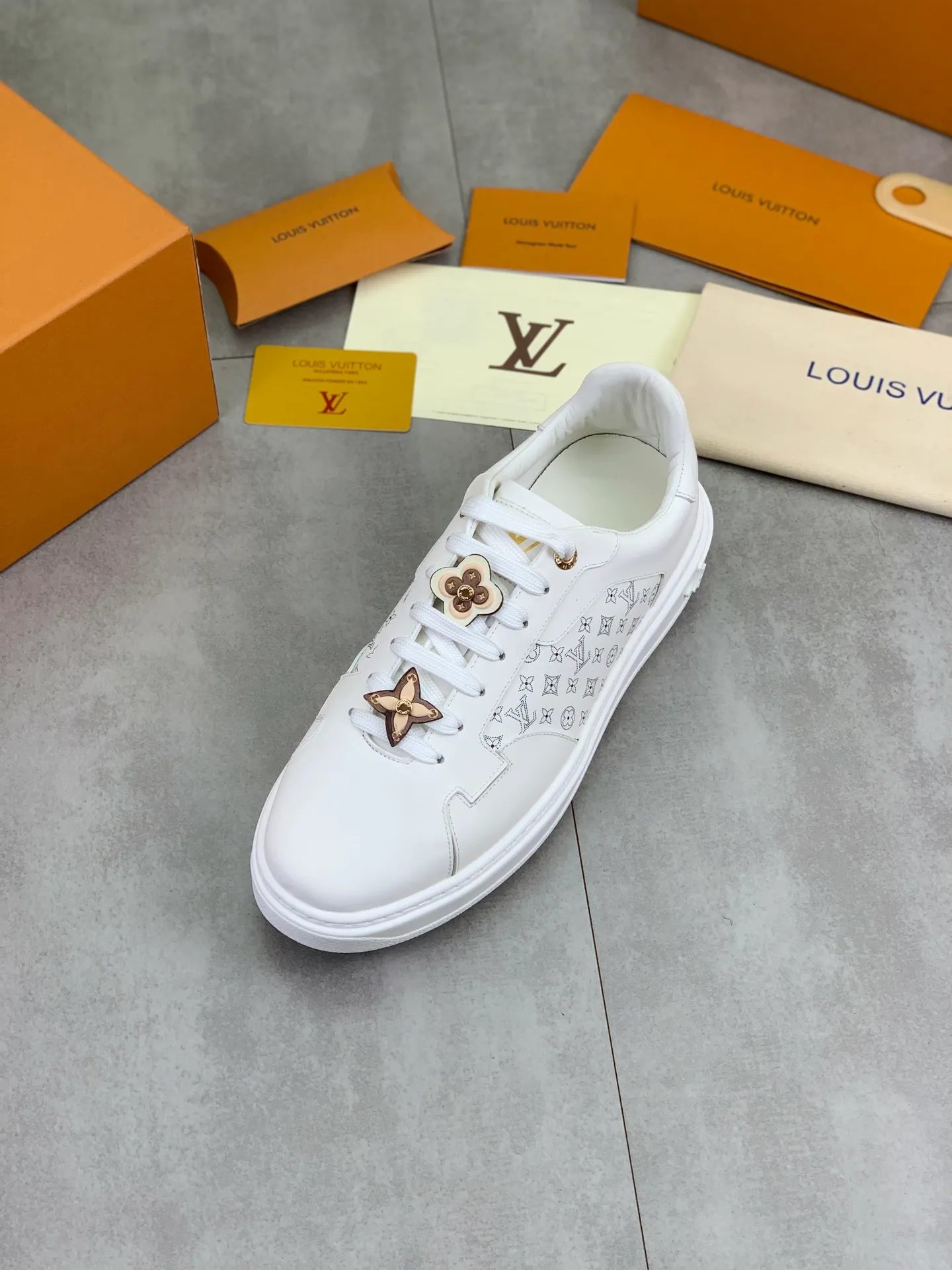 Factory price P700 💶 Top version [LOUIS VUITTON] Couple 🧑‍🤝‍🧑 Craftsman style Counter series (original order) New style 🍀LV Louis Vuitton - top version LV classic high-top trendy shoes! Made of imported original craft calfskin, original breathable lining, and original wear-resistant, lightweight, high-end TPU outsole! High quality products! 3️⃣ colors available, code numbers: female 35-39, male 39-44 (female 40, male 45 46 customized)